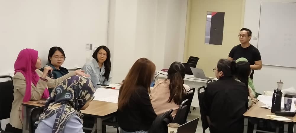 Small group roundtable discussion at an EAC session